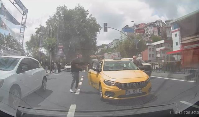 Eyüpsultan'da otomobil taksiye çarptı