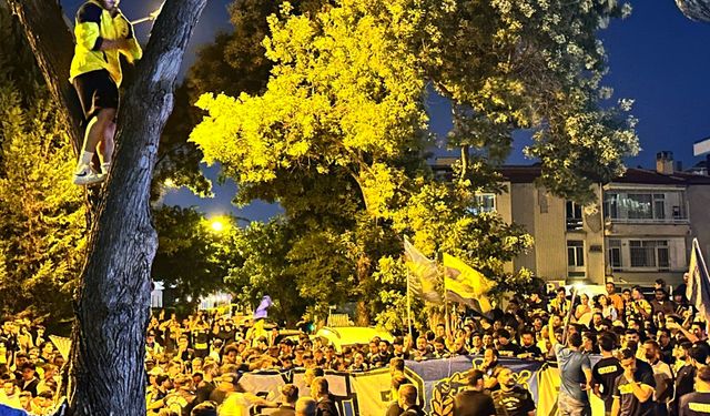 Fenerbahçe kafilesine Ankara'da coşkulu karşılama!