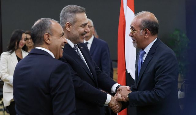 Hakan Fidan, Mısır Dışişleri Bakanı Bedir Abdülati ile bir araya geldi