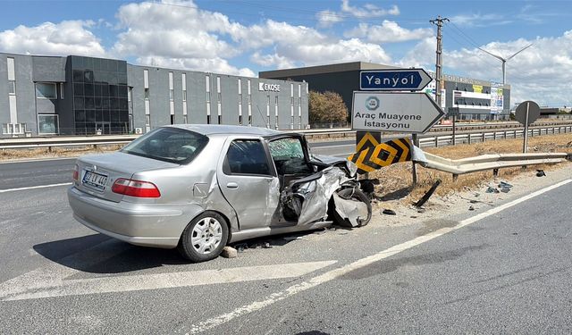 İki otomobil kafa kafaya çarpıştı