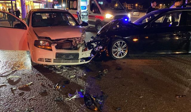 İnegöl’de iki otomobil kafa kafaya çarpıştı: 2 yaralı