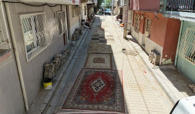 İzmir'de Bozuk Yollara Halılı Çözüm