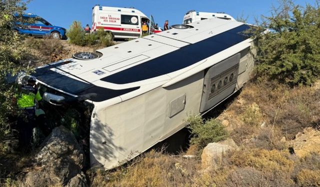 İzmir’de midibüsle otomobil çarpıştı: 2 ölü, 1 yaralı