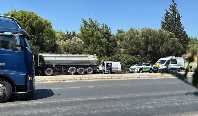 İzmir’de minibüs TIR’a arkadan çarptı