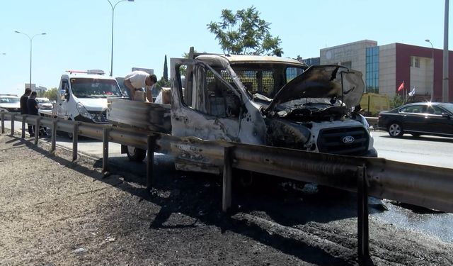 Kartal D-100 Karayolu'nda kamyonet alev alev yandı