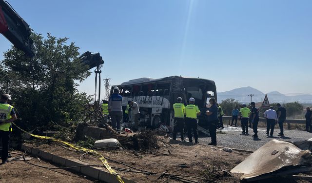 Kayseri'de feci kaza; 1 ölü, 23 yaralı