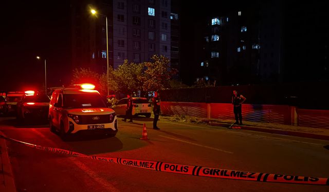 Otomatik Tüfekle Etrafa Ateş Açtı: Evlerinin Önünde Vuruldular!