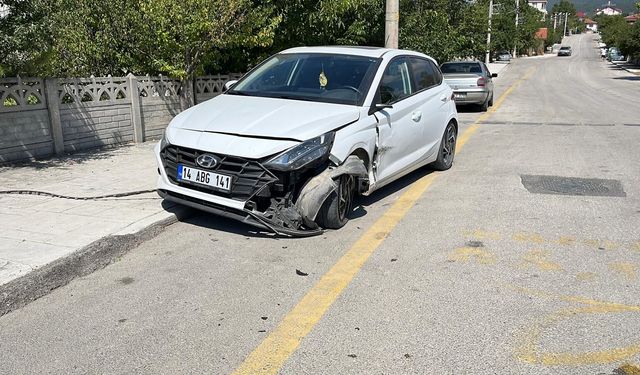 Otomobil caminin duvarına çarptı