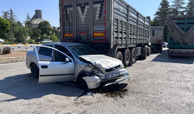 Polisten kaçan sürücü akaryakıt istasyonunda 2 TIR’a çarptı