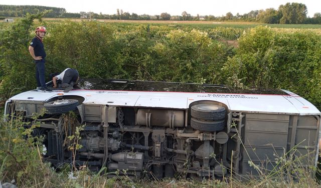 Samsun'da özel halk otobüsü şarampole devrildi