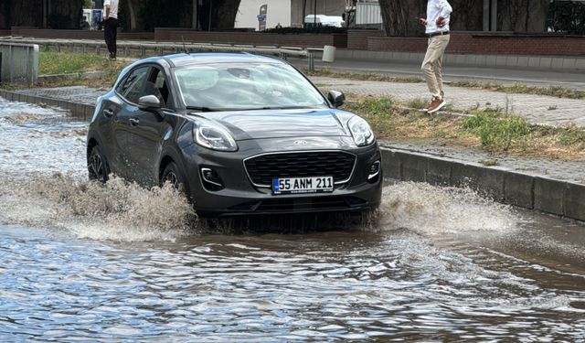 Samsun’da sağanak yolları göle çevirdi: Araçların plakaları yerinden çıktı