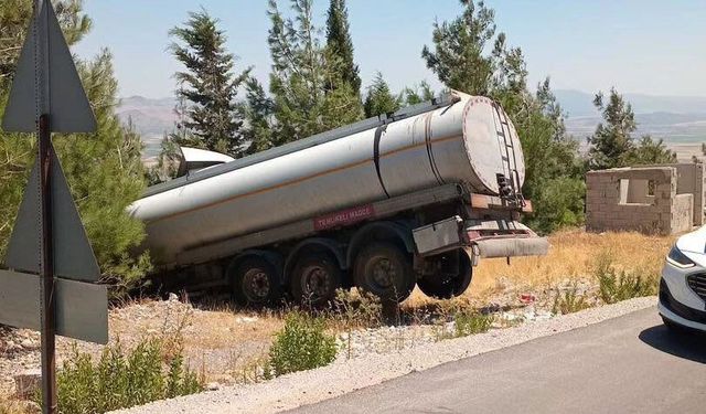 Şarampole devrilen tankerin şoförü yaralandı