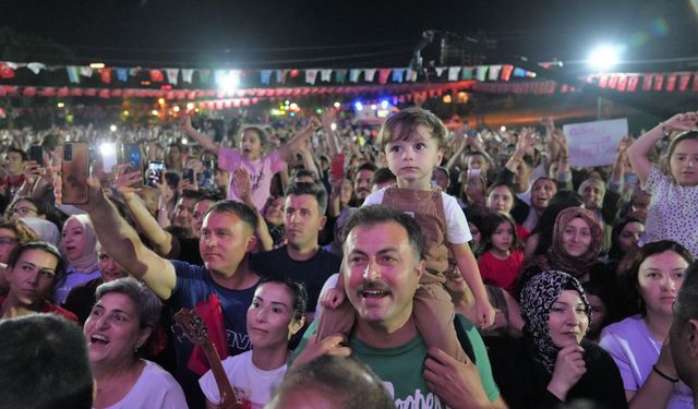 Keçiören’de Türk dünyası şöleni: Azerin ve Kıraç sahne aldı