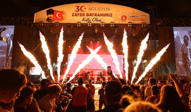Keçiören’de Zafer Bayramı coşkusu: Melis Fis ve Motive sahnede!