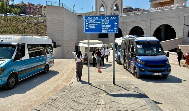 Ankaralı yeni dolmuş duraklarına ulaşmak için yürüyor