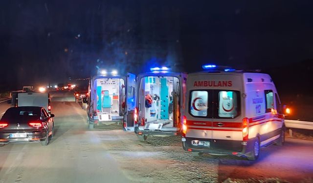 Kırıkkale-Çorum Yolunda Trafik Kazası: Araç Otluk Alana Devrildi, Yaralılar Var!