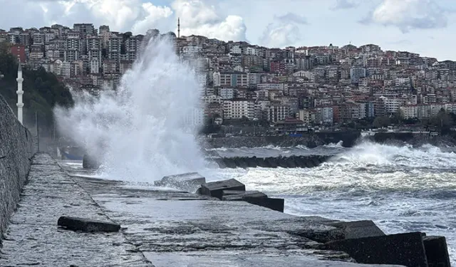 Zonguldak’ta 5 metrelik dalgalar panik yarattı: 7 kişi kurtarıldı