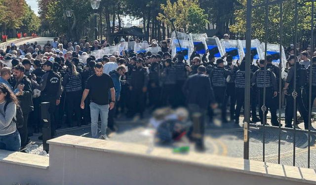 AYM Önündeki Eylemde Kendini Vuran Emekli Polis Hayatını Kaybetti