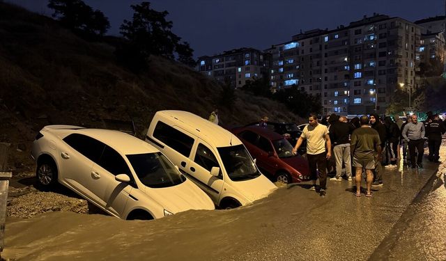 Ankara'da Sel: Caddeler Göle Döndü!