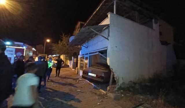 Sivas'ta garaj duvarına çarpan otomobildeki 2 kişi yaralandı