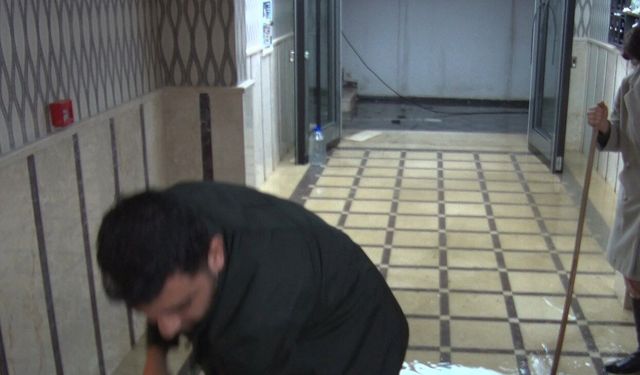 Ankara'da sağanak sonrası rögar taştı evleri su bastı!