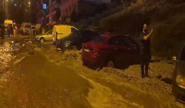 Ankara'da selde çöken yolda 20 araç hasar aldı!