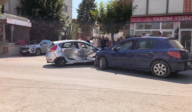 Bursa’da iki otomobil çarpıştı: 3 yaralı