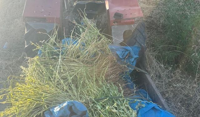 Devrilen traktörün altında kaldı
