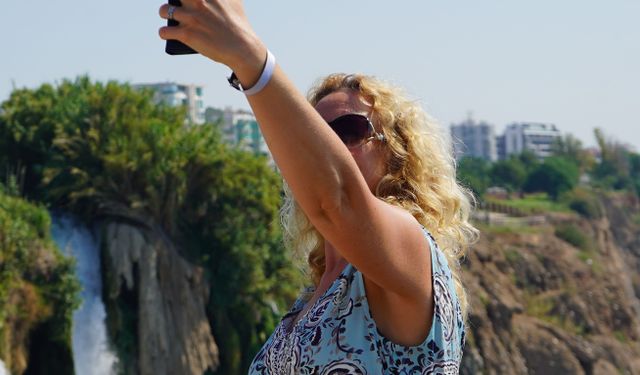Düden Şelalesi'nde turist yoğunluğu