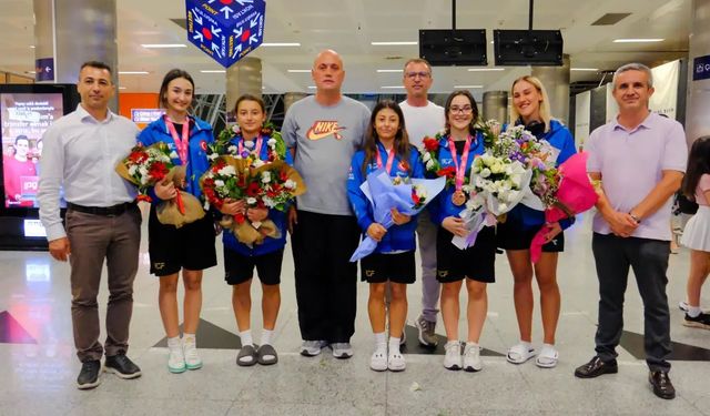 Dünya üçüncüsü milli sporcular İzmir’de coşkuyla karşılandı