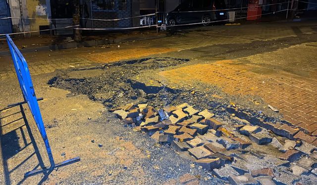İstanbul'da sağanak sonrası yollar çöktü: Araçlar çukura düştü