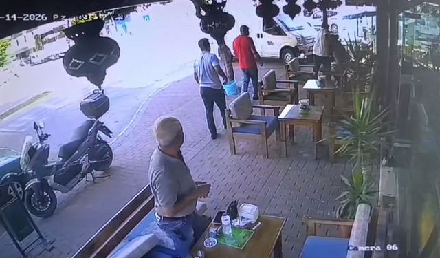 Kafede oturanlara hafif ticari araç çarptı