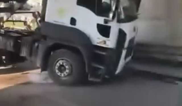 Kamyonun açılan damperi, köprüye takıldı