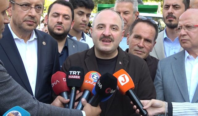 Milletvekili Varank, Bursa Uluslararası Gastronomi Festivali'nde Börek Dağıttı