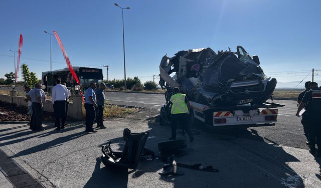 Minibüs, özel halk otobüsüne çarptı