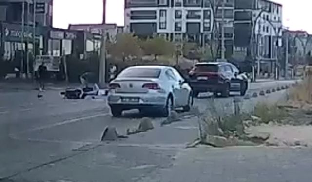 Motosikletle otomobilin çarpıştığı kaza kamerada