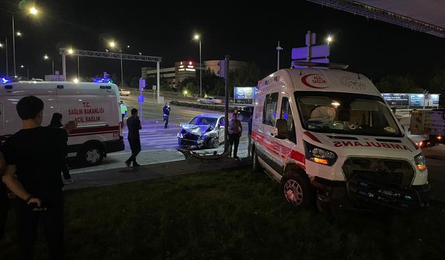 Otomobil İle Ambulans Çarpıştı: 6 Yaralı!
