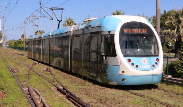 Raylara atlayan küçük kızı son anda kurtardı