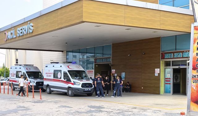 Şarampole yuvarlanan otomobil ağaca çarptı
