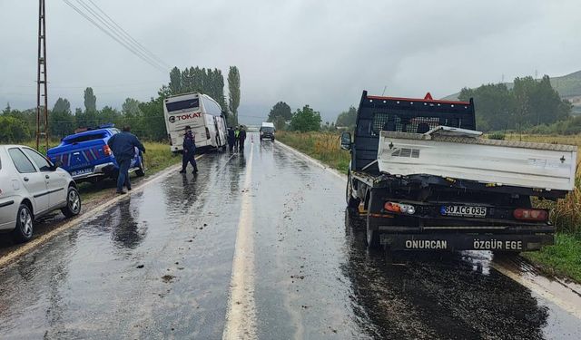 Yolcu otobüsü, kamyonete çarptı