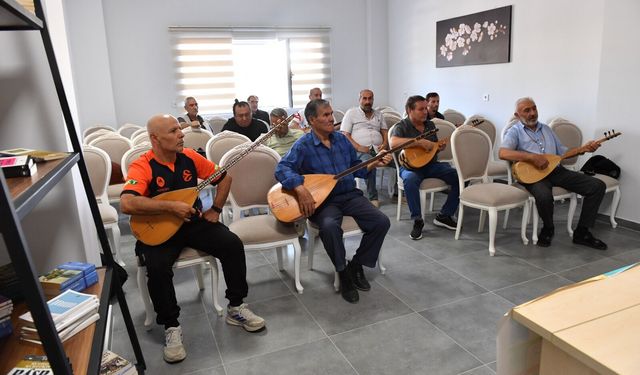 Altındağlı Beylerin Bağlama Keyfi: "Bu Kurs Bizlere Terapi Oldu"