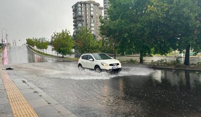 Ankara'da Akşam Sağanağı: Cadde ve Sokaklar Su İçinde Kaldı