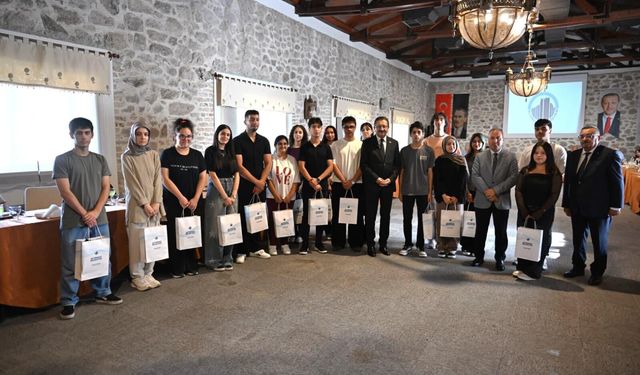 Başkan Tiryaki, YKS'de ilk 10 bine giren Altındağlı öğrencilerle buluştu