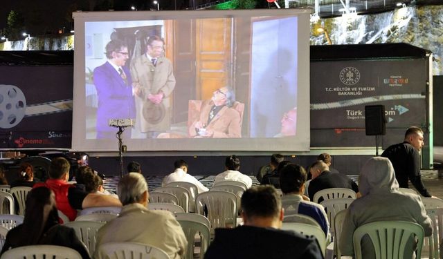 Keçiören'de Yeşilçam Nostaljisi: Hababam Sınıfı Açık Havada İzleyiciyle Buluştu