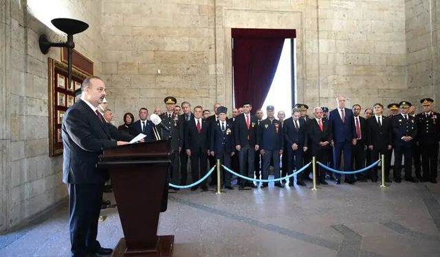 Ankara Valisi Canbolat ve gaziler Anıtkabir’i ziyaret etti