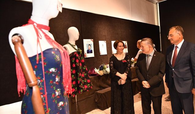 Geleneksel çinti kumaşlar çağdaş modayla yeniden hayat buldu