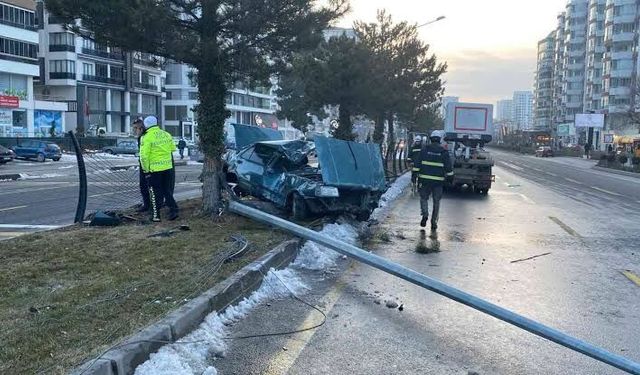 Niğde’de otomobil refüje çarptı: 2’si ağır 4 yaralı