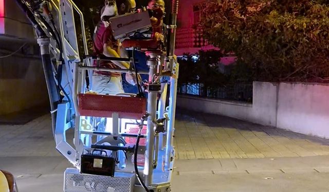 Kedisini kurtarmaya gitti, kendisi mahsur kaldı!