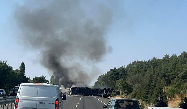 Ankara-Uşak yolunda tır devrildi ve alev aldı!