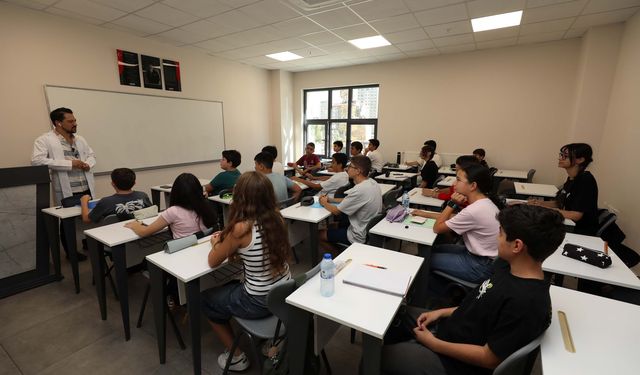 Yenimahalle’de Eğitim Zili Çaldı: 3 Bin Öğrenci Ders Başı Yaptı